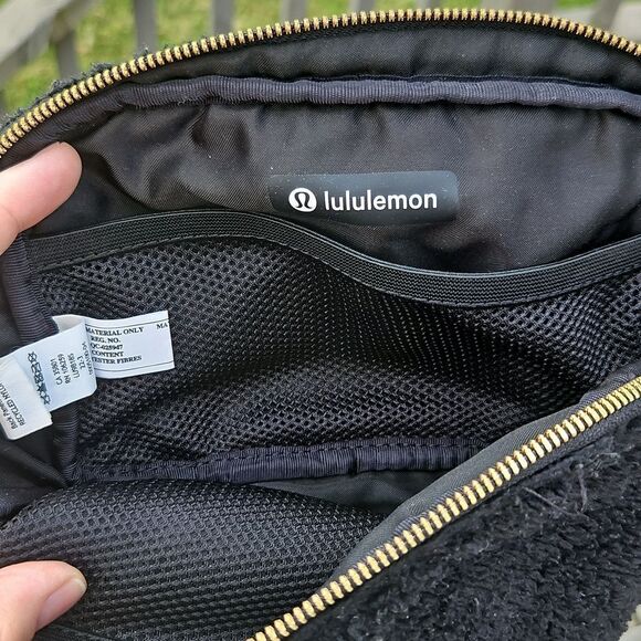 Lululemon Everywhere Belt Bag Fleece Black Sherpa Gold Zip - Picture 7 of 11
